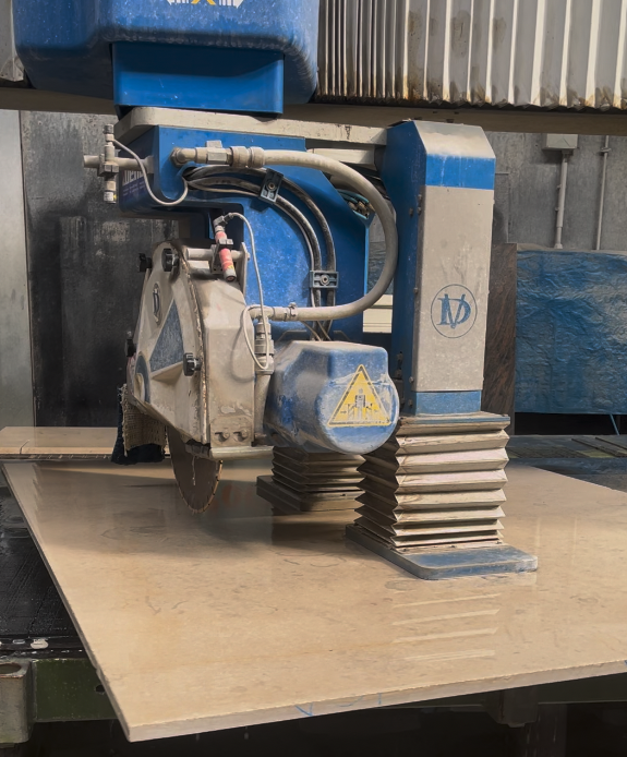 Automatisierte CNC Säge bei der Natursteinbearbeitung in München
