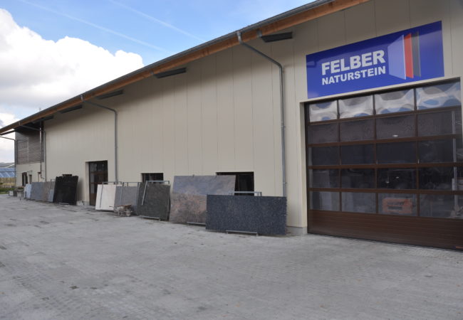 Materialauswahl bei Felber Naturstein in München mit verschiedenen Natursteinplatten