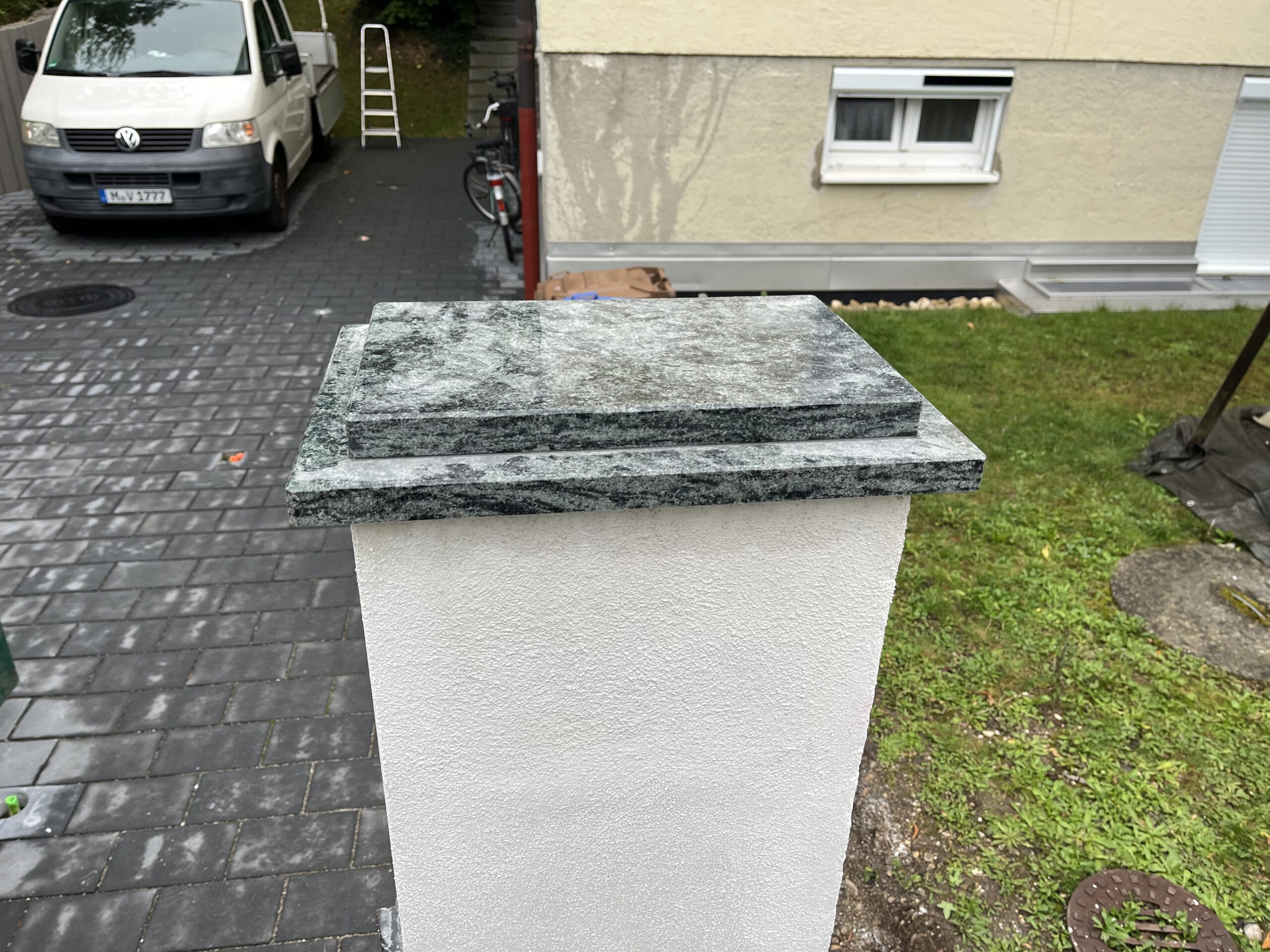 Säule mit Natursteinabdeckung in München