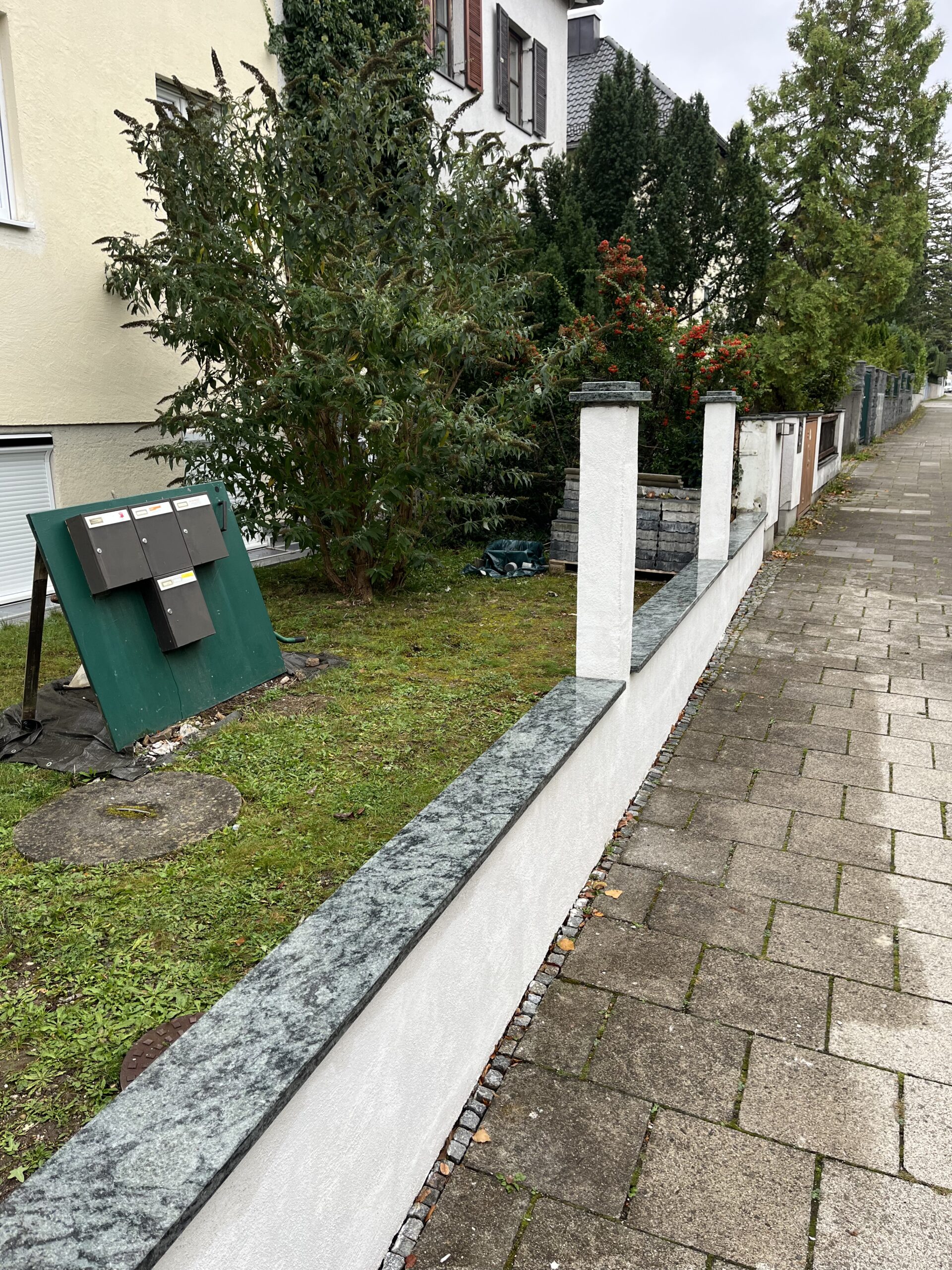 Mauerabdeckung aus Naturstein in München auf Gartenmauer