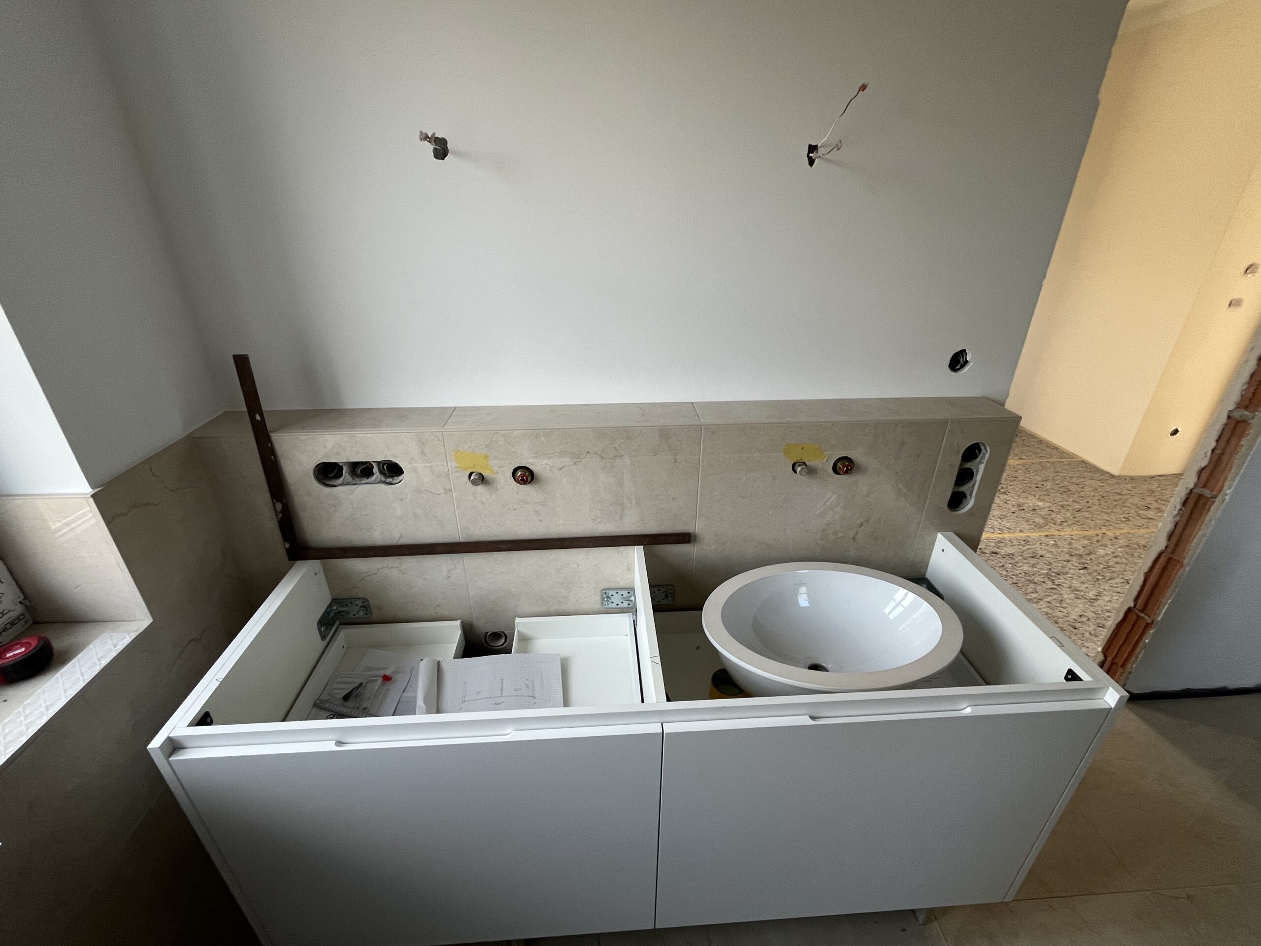 Waschtisch vor dem Aufmaß ohne Natursteinablage im Badezimmer