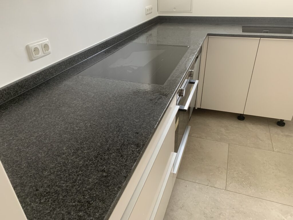 Küchenarbeitsplatte dunkel