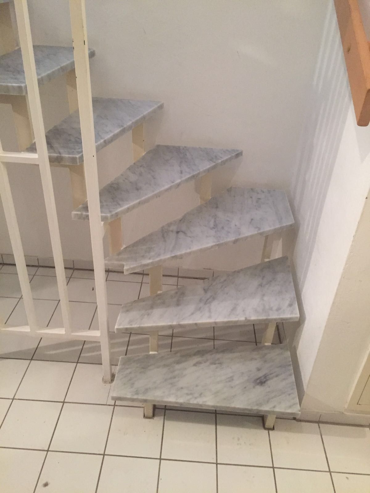 Innen Treppe aus Carrara Marmor in München mit eleganter heller Oberfläche