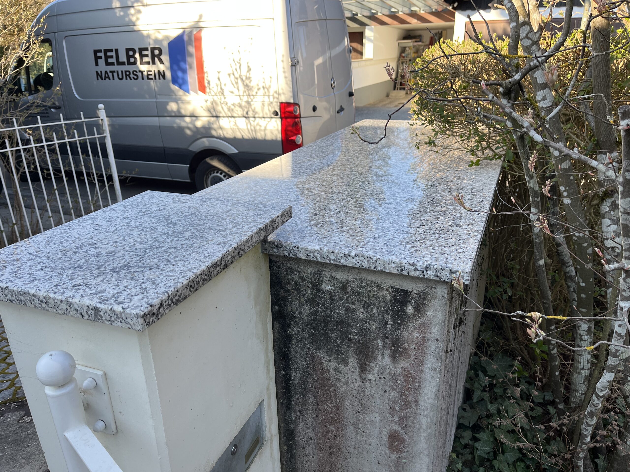 Mauer und Mülltonnenhäuschen mit Natursteinabdeckung in München